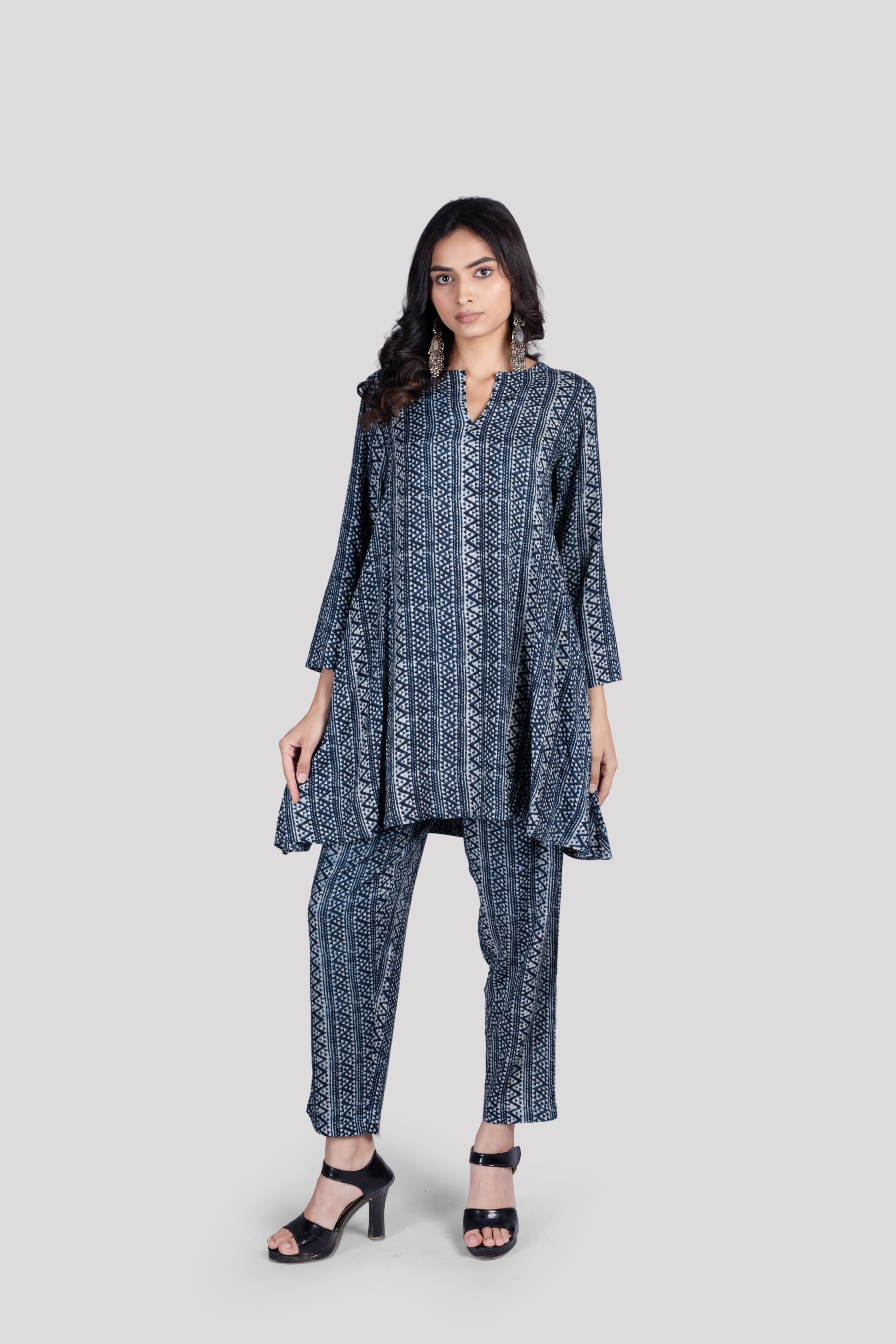 CHEVRON PRINTED MANDARIN COLLAR THREE-QUARTER SLEEVES TOP WITH TROUSER