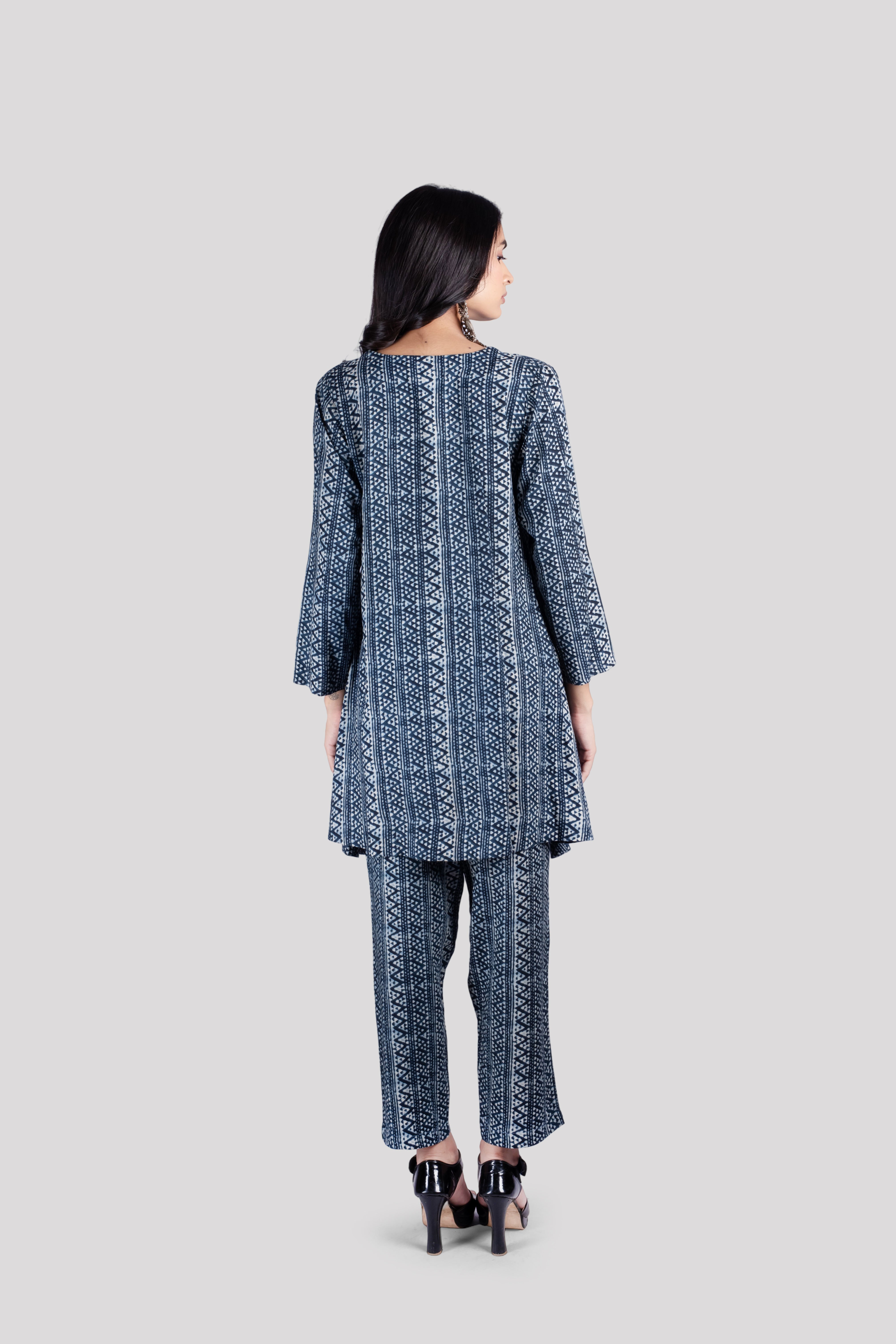 CHEVRON PRINTED MANDARIN COLLAR THREE-QUARTER SLEEVES TOP WITH TROUSER