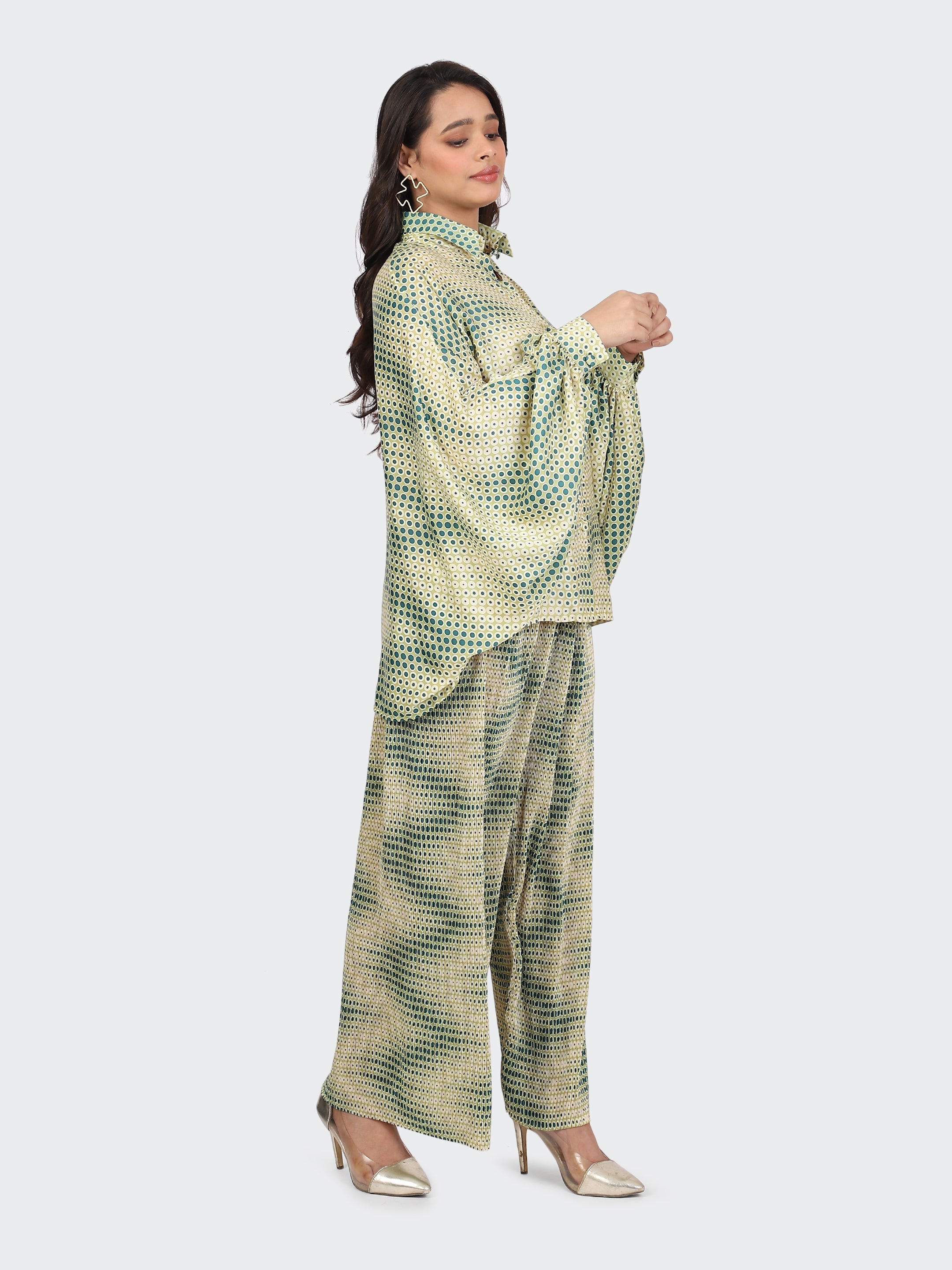 CO-ORDS KIMONO SLEEVES AND DECORATIVE LACE AT BACK-LIME GREEN