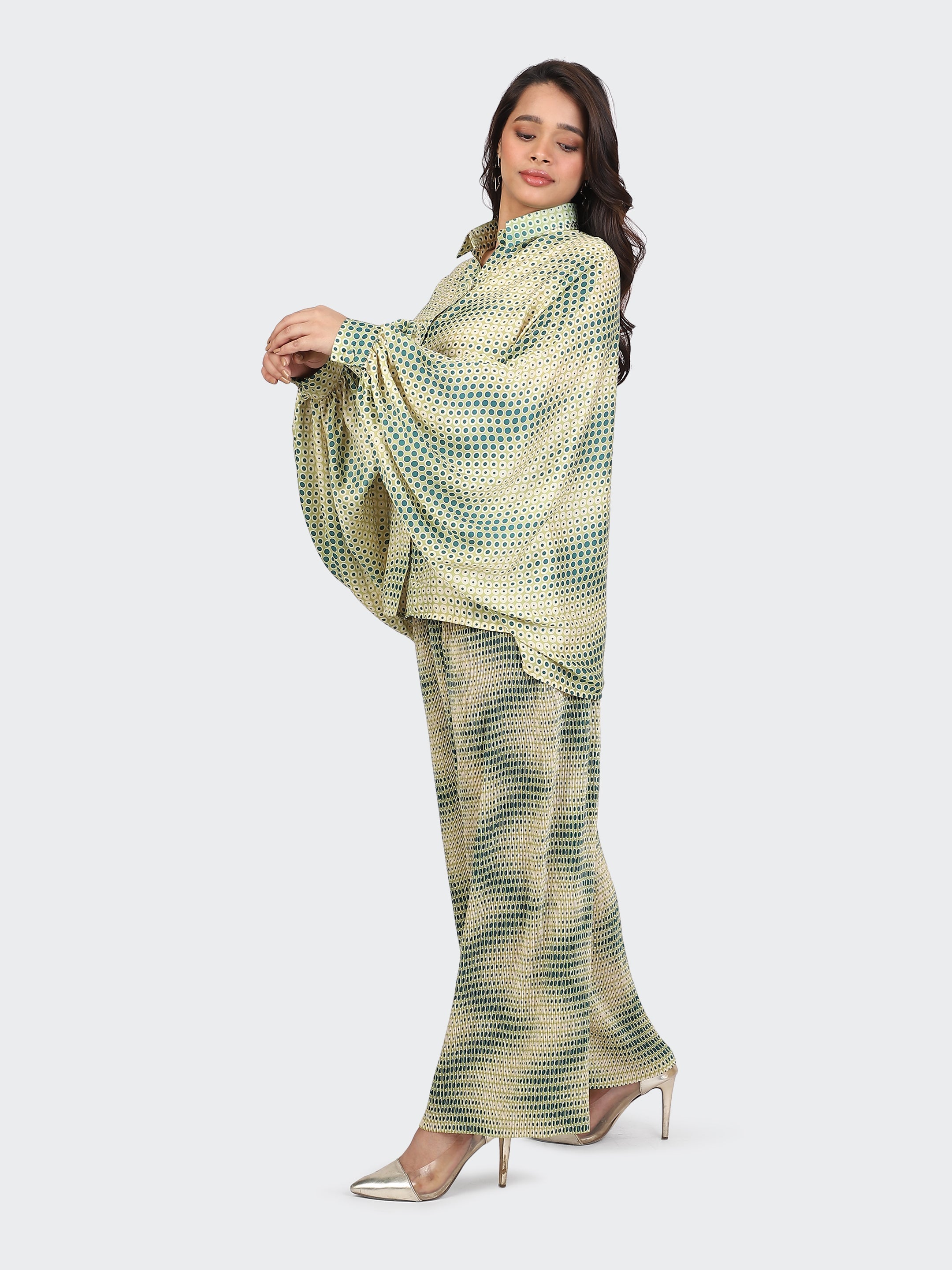 CO-ORDS KIMONO SLEEVES AND DECORATIVE LACE AT BACK-LIME GREEN