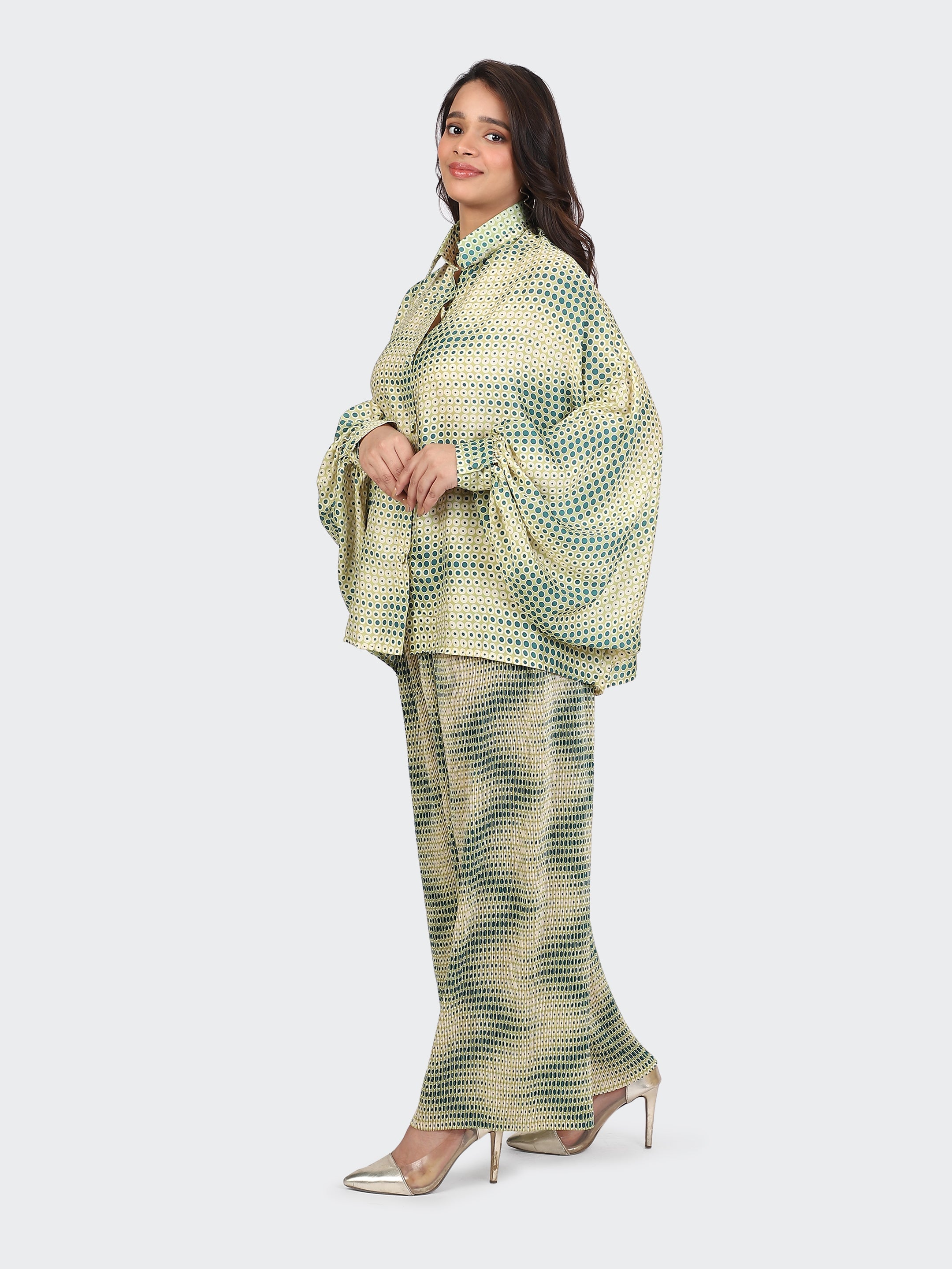 CO-ORDS KIMONO SLEEVES AND DECORATIVE LACE AT BACK-LIME GREEN