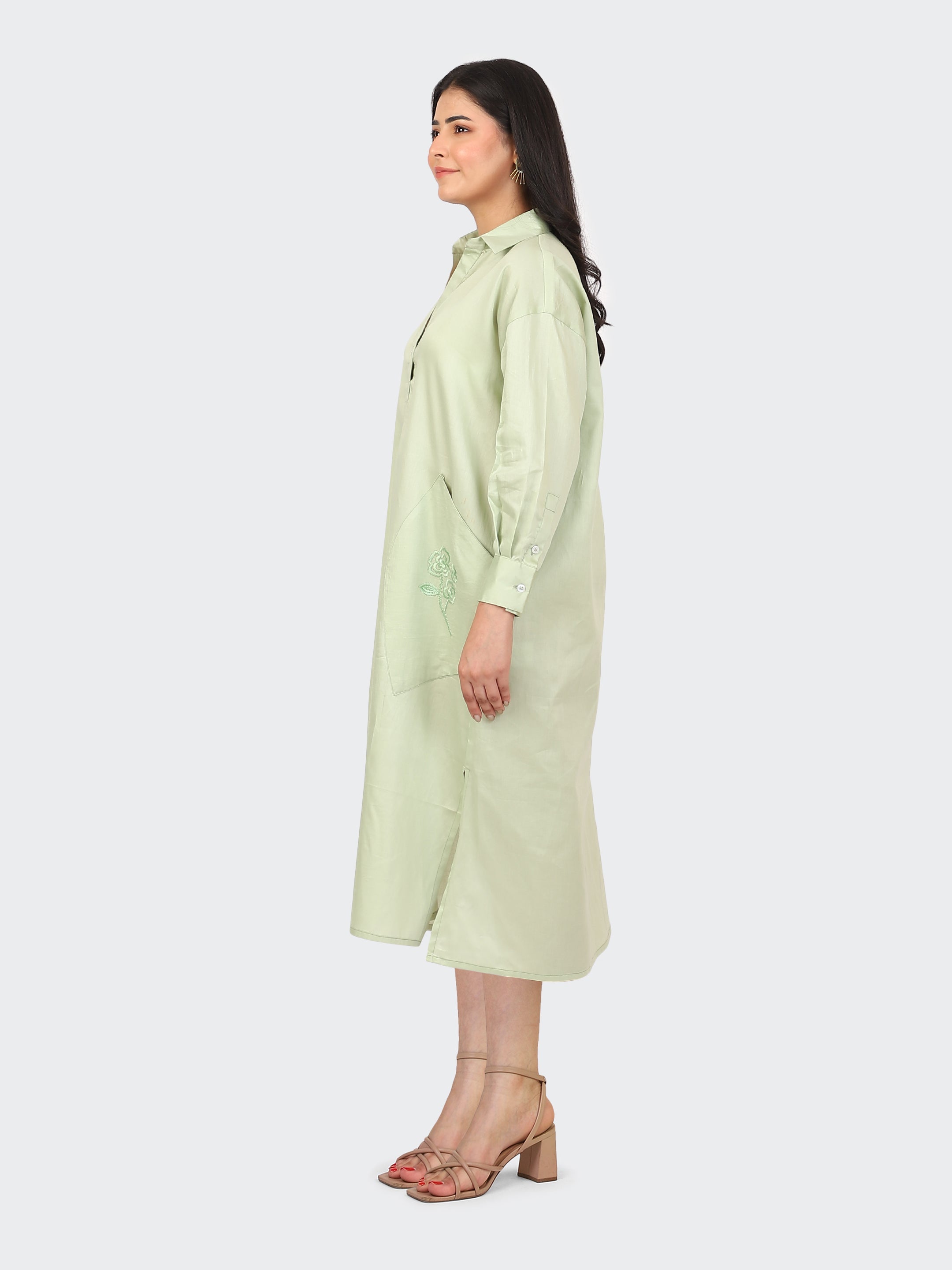 OVERSIZED CALF-LENGTH DRESS FEATURING EMBROIDERED POCKETS-MINT