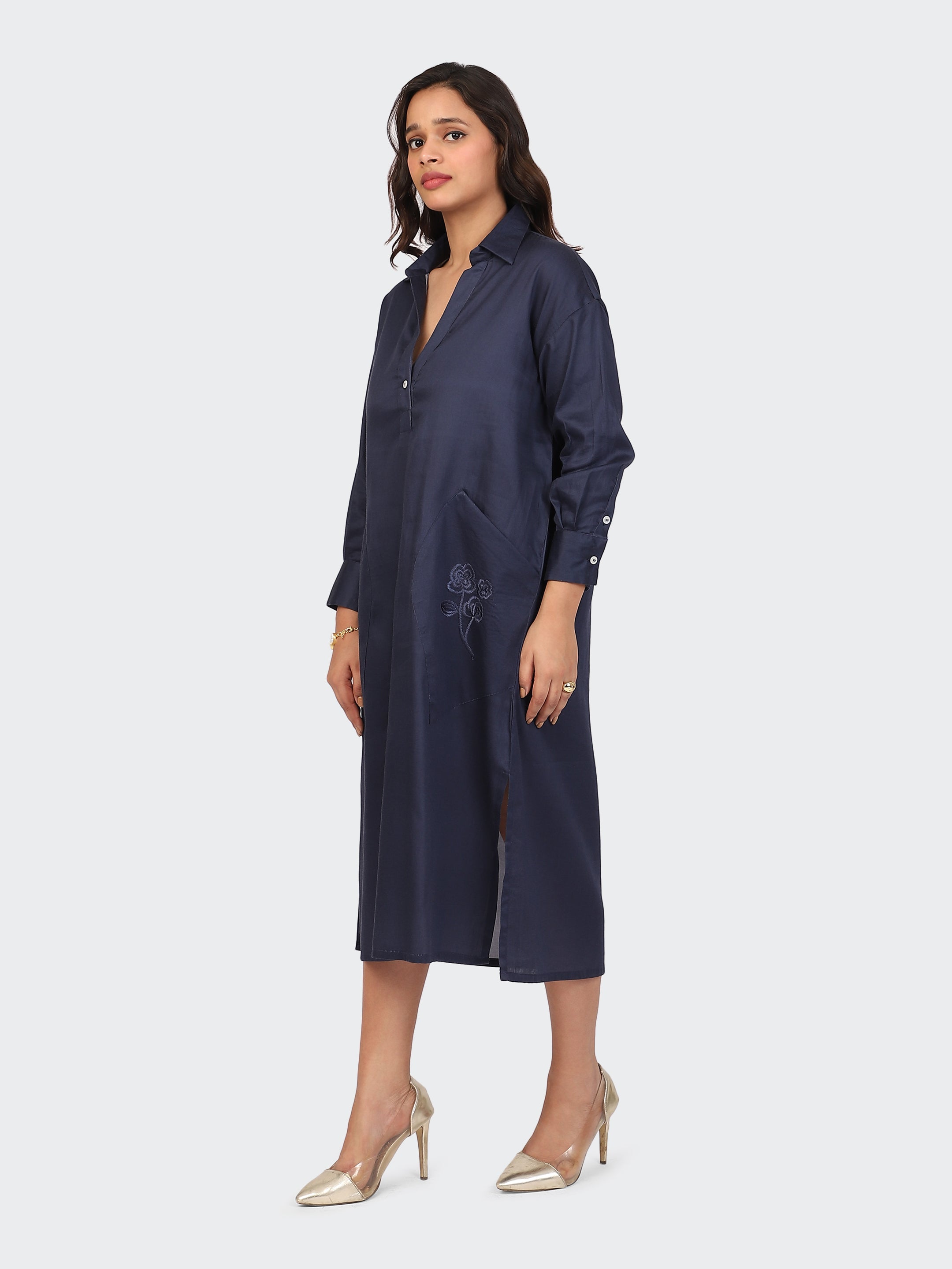 OVERSIZED CALF-LENGTH DRESS FEATURING EMBROIDERED POCKETS-NAVY