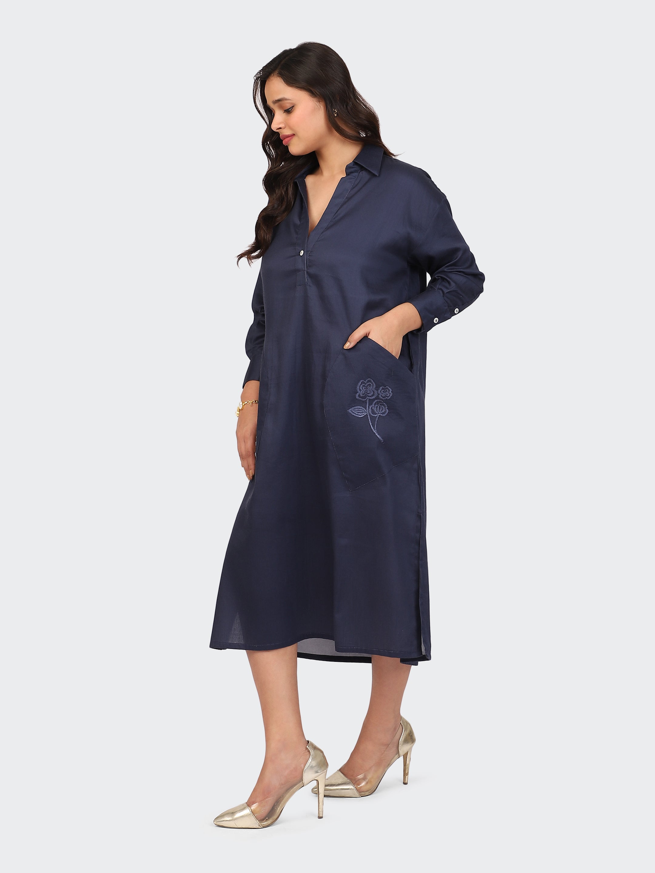 OVERSIZED CALF-LENGTH DRESS FEATURING EMBROIDERED POCKETS-NAVY