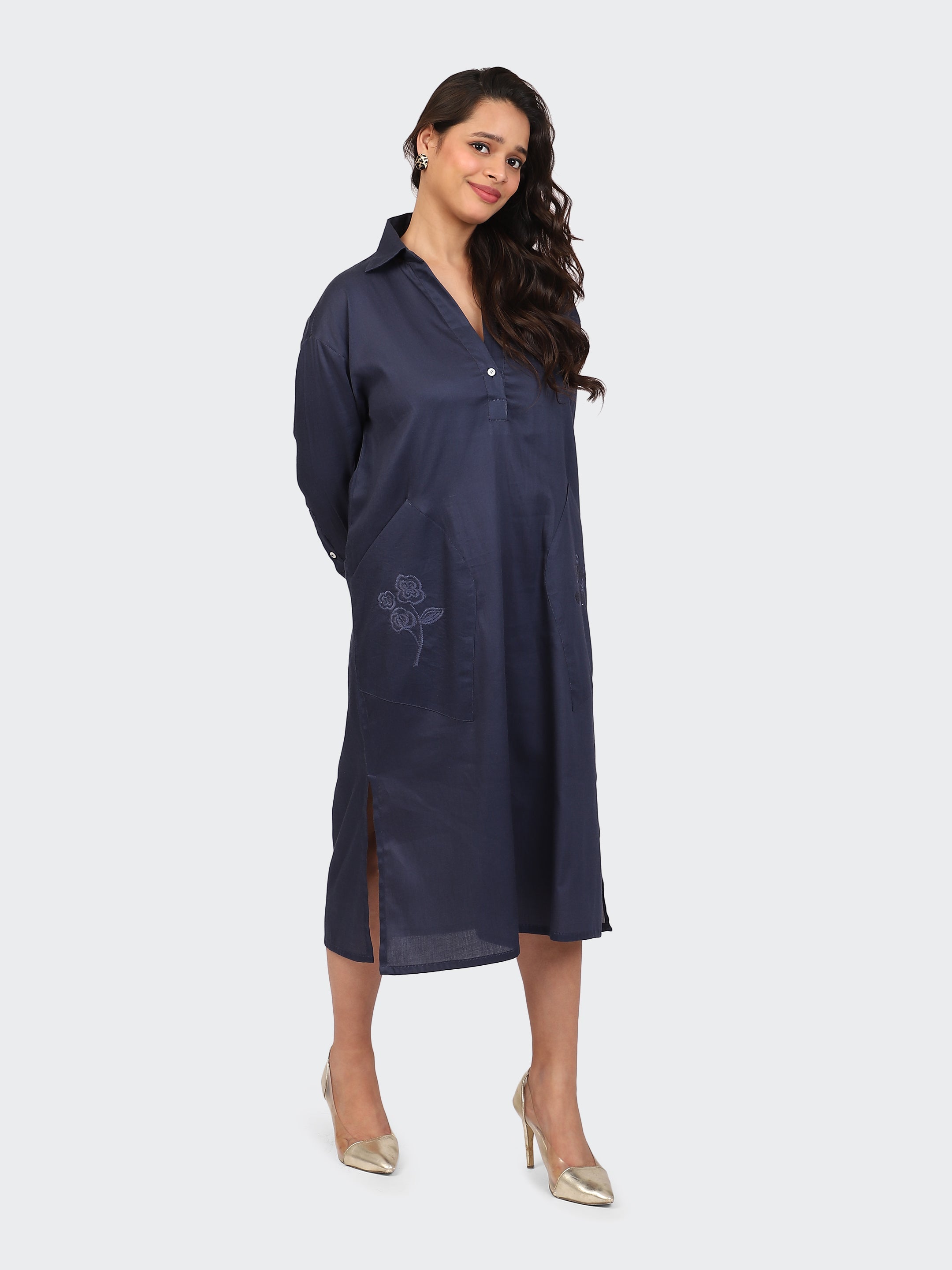 OVERSIZED CALF-LENGTH DRESS FEATURING EMBROIDERED POCKETS-NAVY