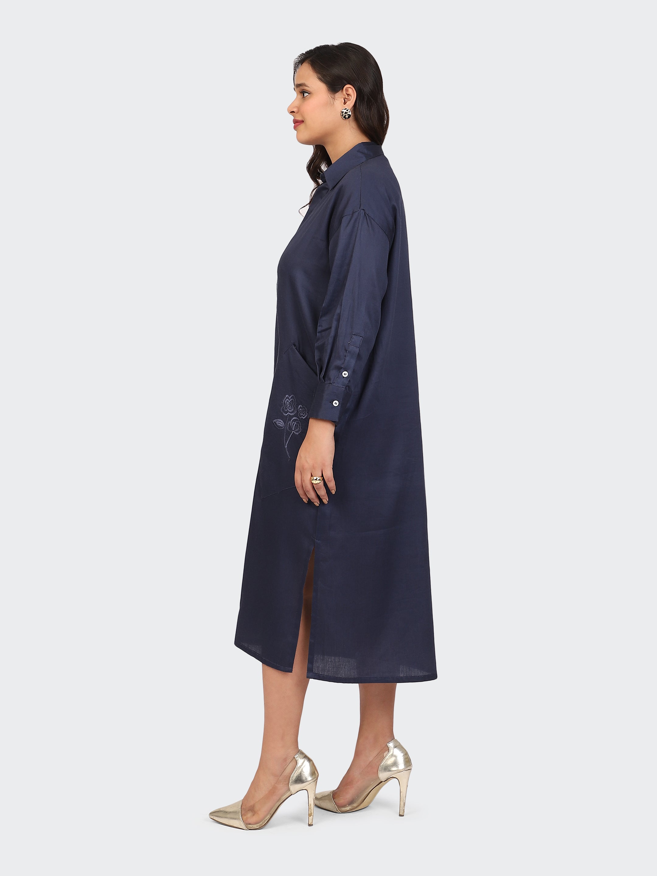 OVERSIZED CALF-LENGTH DRESS FEATURING EMBROIDERED POCKETS-NAVY