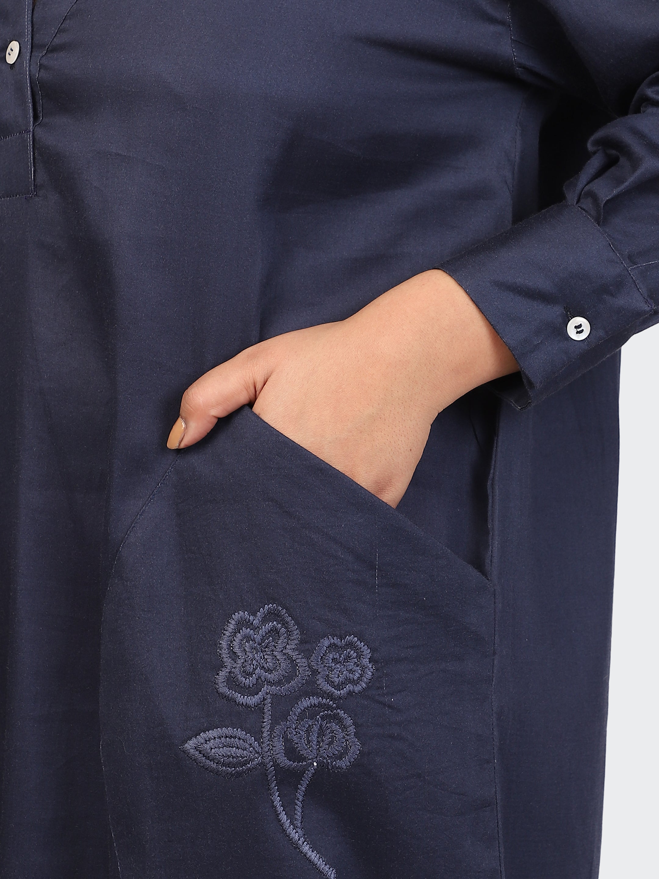 OVERSIZED CALF-LENGTH DRESS FEATURING EMBROIDERED POCKETS-NAVY