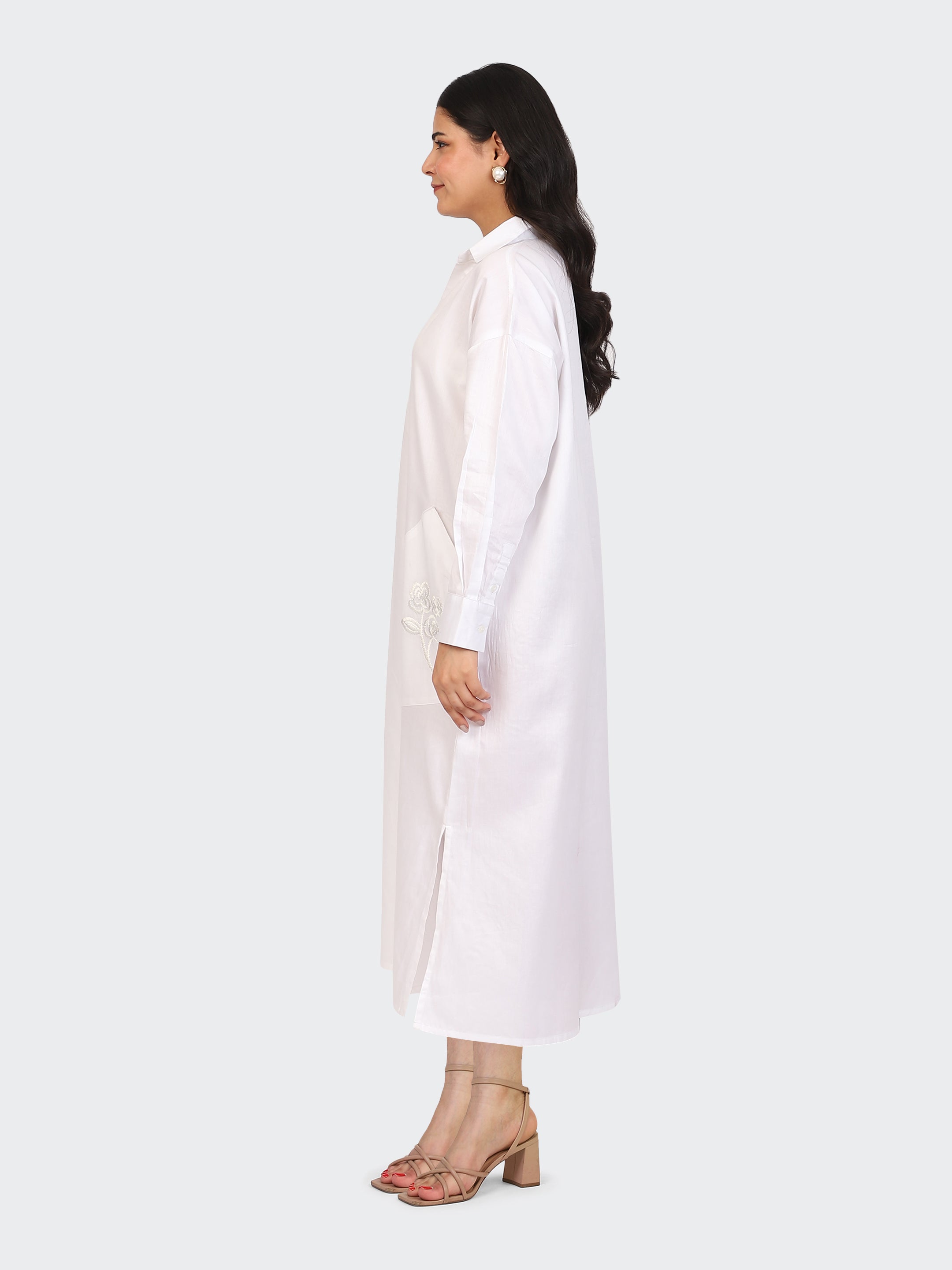 OVERSIZED CALF-LENGTH DRESS FEATURING EMBROIDERED POCKETS-WHITE