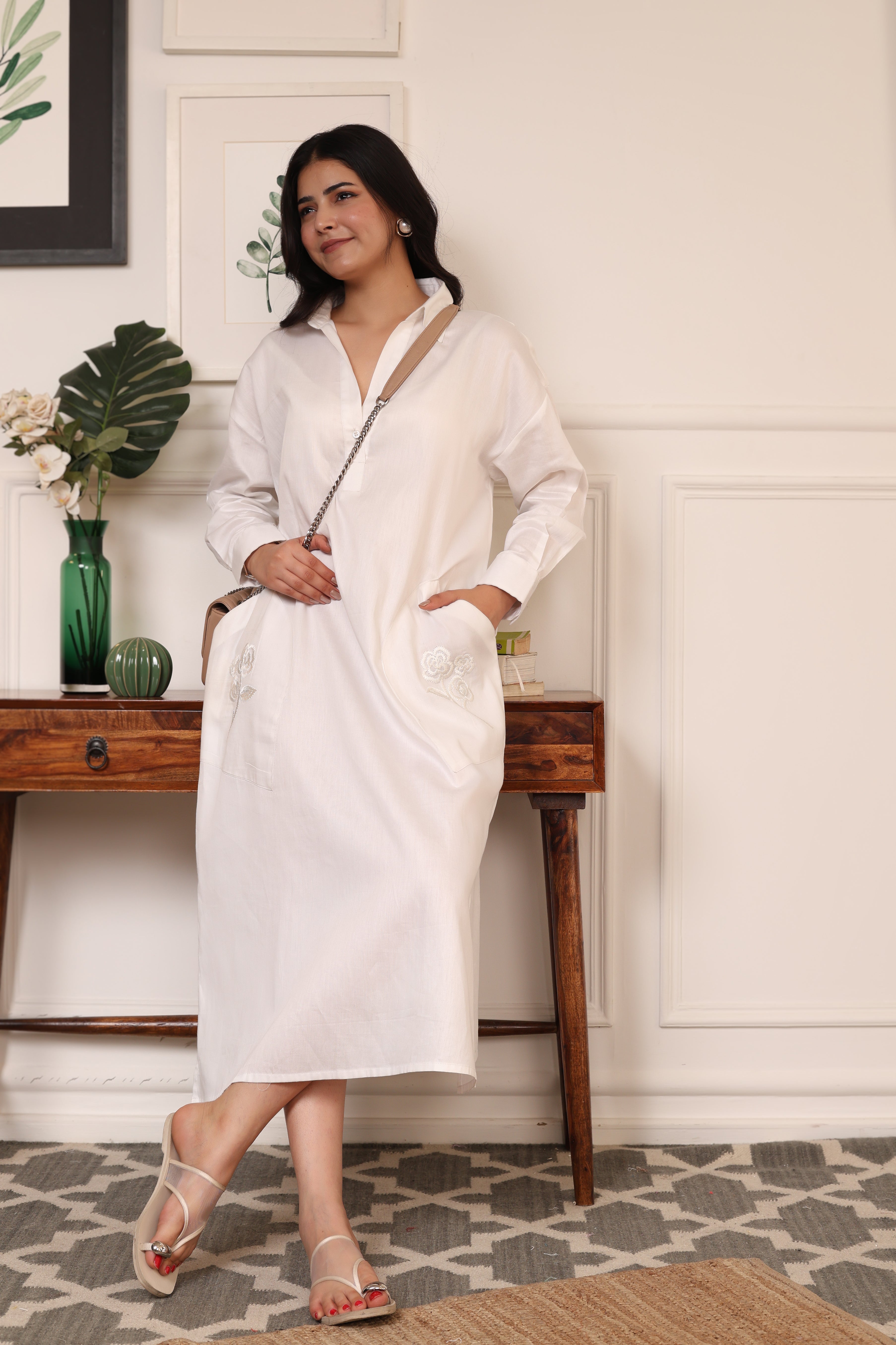 OVERSIZED CALF-LENGTH DRESS FEATURING EMBROIDERED POCKETS-WHITE