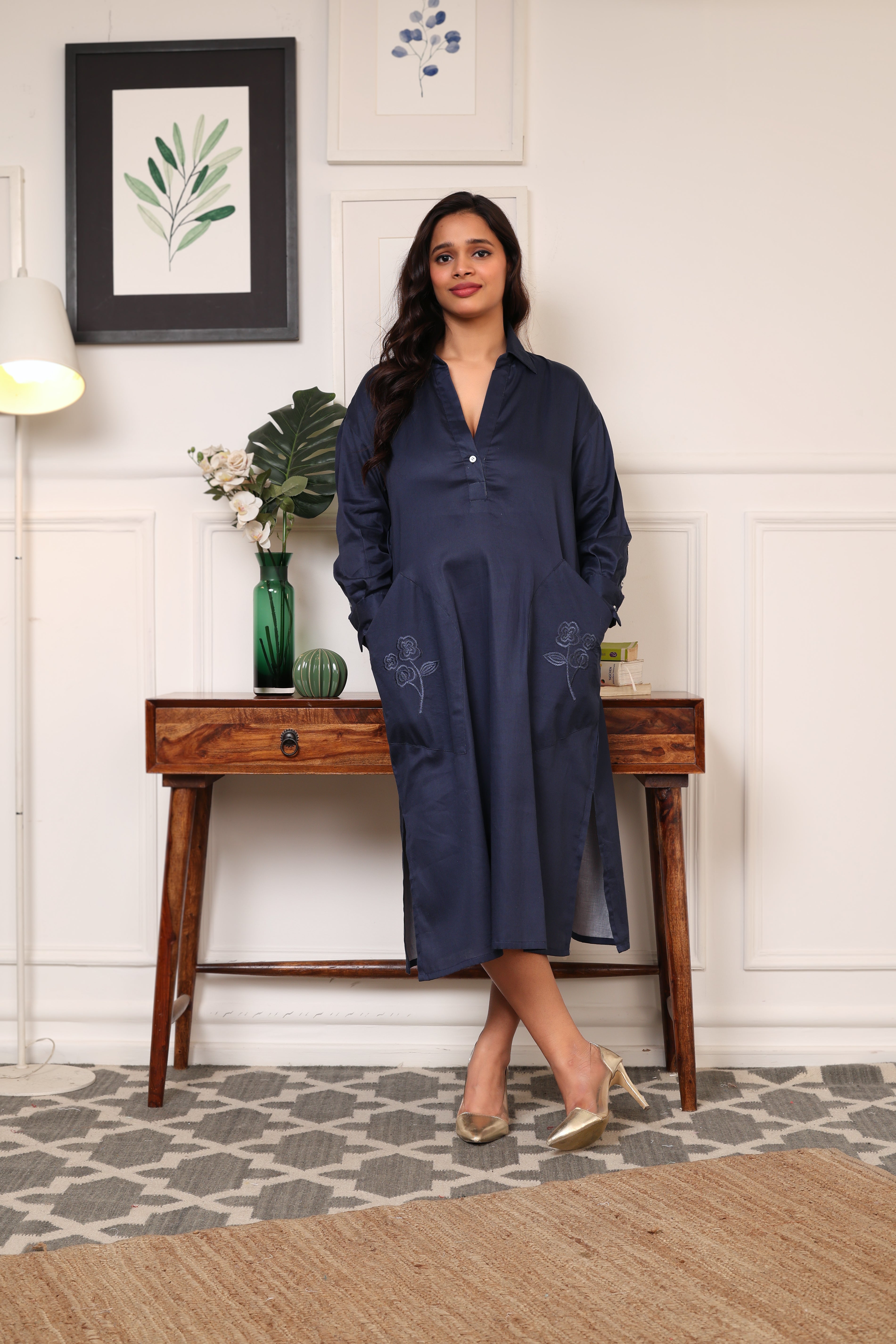 OVERSIZED CALF-LENGTH DRESS FEATURING EMBROIDERED POCKETS-NAVY