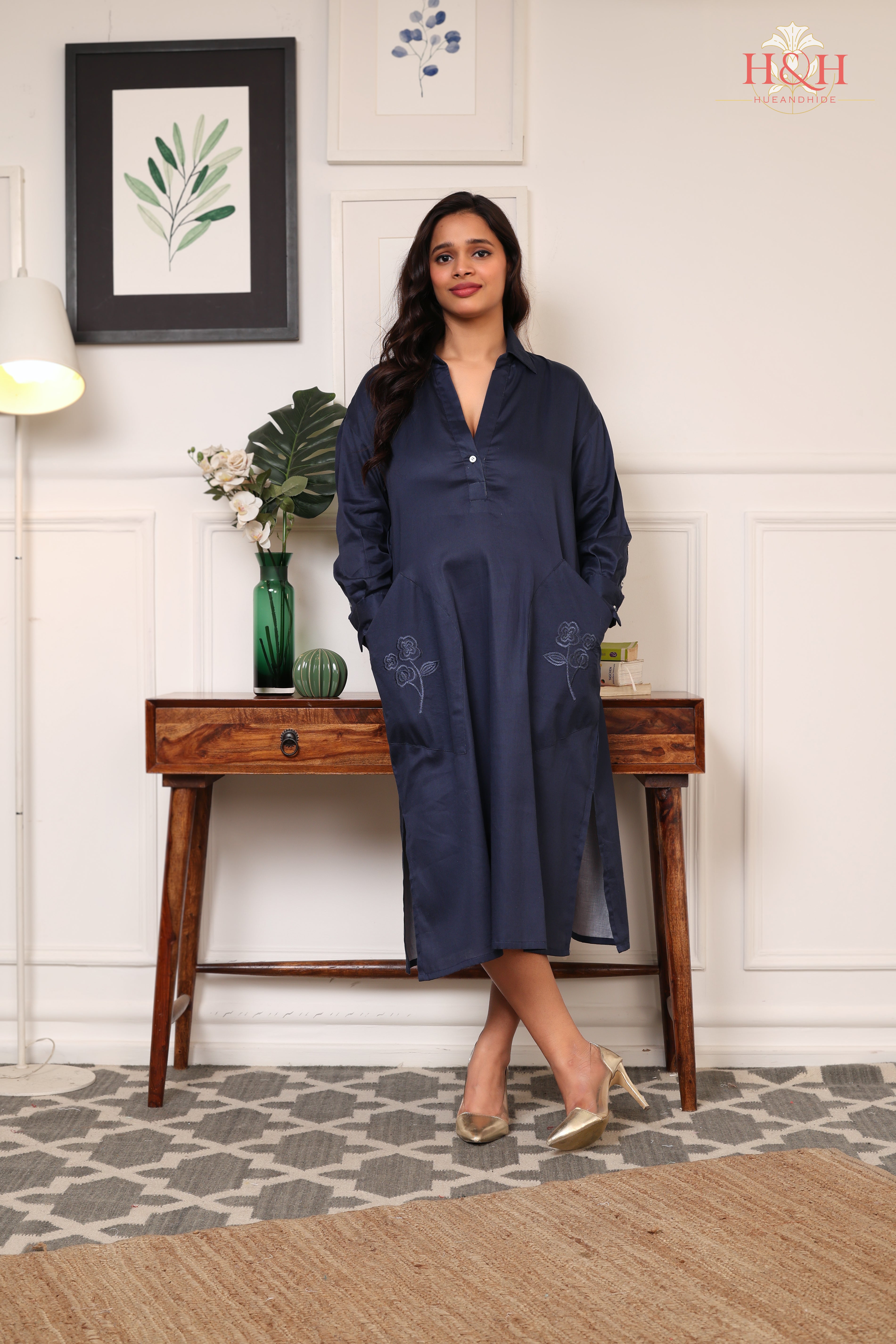 OVERSIZED CALF-LENGTH DRESS FEATURING EMBROIDERED POCKETS-NAVY